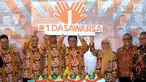 Ketua Bawaslu, Abhan (tengah) bersama para komisioner saat perayaan HUT 1 Dasawarsa Bawaslu di Jakarta, Senin (9/4). HUT 1 Dasawarsa Bawaslu menggunakan tagar #1Dasawarsa dengan tema 'Bersama Rakyat, Bawaslu Mengawasi'. (Liputan6.com/Helmi Fithriansyah)