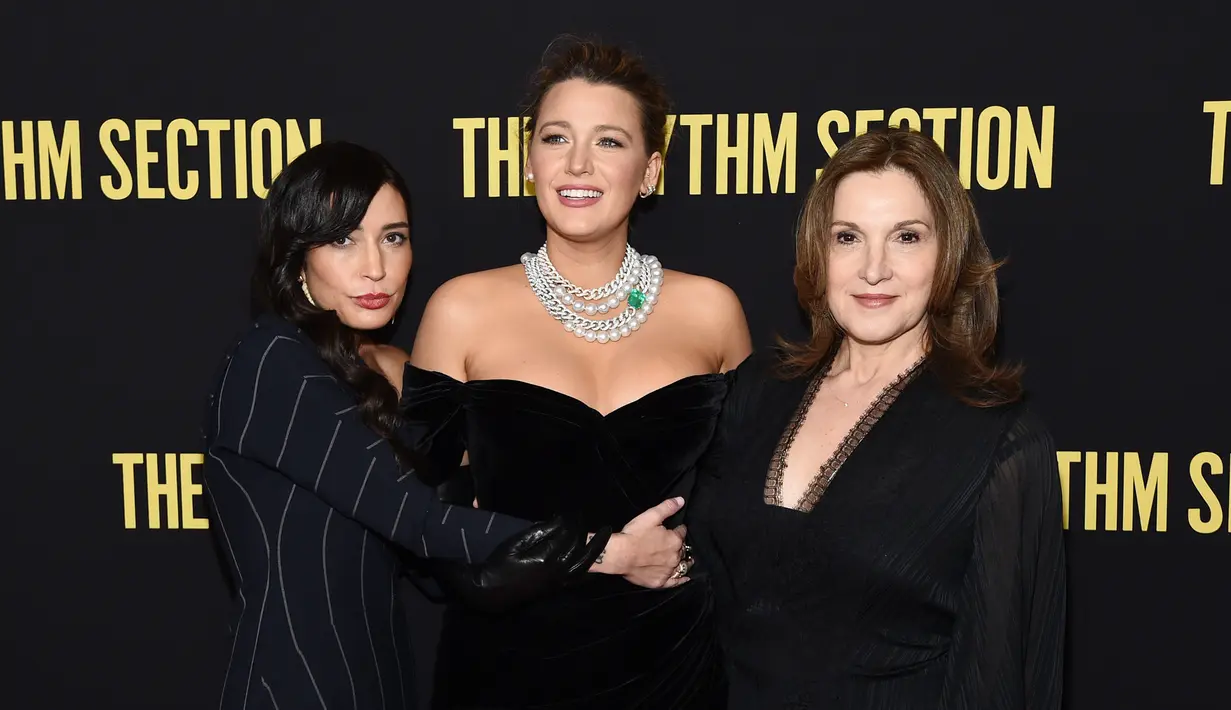 Aktris Hollywood Blake Lively (tengah) berpose bersama Reed Morano (kiri) dan Barbara Broccoli (kanan) saat menghadiri pemutaran film The Rhythm Section di Brooklyn Academy of Music, New York City, Amerika Serikat, Senin (27/1/2020). (Jamie McCarthy/Getty Images/AFP)
