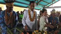 Presiden Jokowi dan Ibu Negara Iriana Jokowi Saat Berkunjungi ke Pasar Irai, Kabupaten Pegunungan Arfak, Papua Barat, Minggu (27/10/2019). (Foto: Lizsa Egeham/Liputan6.com)