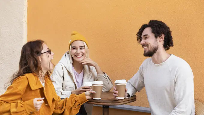 Seorang laki-laki dan dua orang perempuan sedang bercengkrama (Foto Dok: Freepik/freepik)