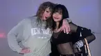 Lisa BLACKPINK memakai outfit serba hitam saat menonton konser Taylor Swift 'The Eras Tour'. Pemilik nama Lalisa Manoban itu tampil stunning dengan black sheer bodysuit, dipadukan inner bra top dan jaket hoodie zipper. Ia memamerkan kedekatannya dengan penyanyi 34 tahun itu saat foto bareng berdua di backstage. (Liputan6.com/IG/@lalalalisa_m)
