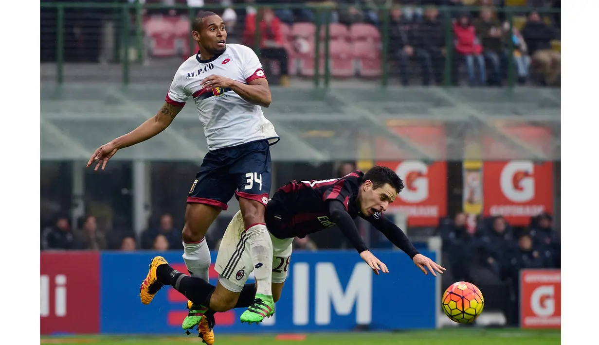 Pemain AC Milan, Giacomo Bonaventura (kanan) berebut bola dengan pemain Genoa, Gabriel Silva pada lanjutan Liga Italia Serie A pekan ke-25 di Stadion, San Siro, Milan, Minggu (14/2/2016) WIB. (AFP/Olivier Morin)
