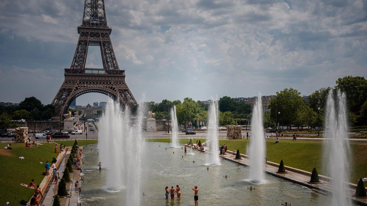 Menara Eiffel dan Museum Louvre Paris Terdampak Gelombang Panas Ekstrem di Eropa