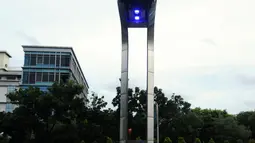Pengendara saat melintas di bawah gate ERP di Jalan Jenderal Sudirman Jakarta, Senin, (14/12). Lebih dari 1 tahun belakangan ini gate ERP hanya menjadi hiasan jalan karena belum jelasnya penerapan program tersebut. (Liputan6.com/Helmi Fithriansyah)