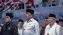 Cawapres nomor urut 01 Ma'ruf Amin (kanan) bersama Menko Polhukam Wiranto (tengah) dan Ketua Tim Kampanye Nasional Erick Thohir saat menghadiri deklarasi dukungan Arus Baru Muslimah di Istora Senayan,  Jakarta, Minggu (24/2). (Liputan6.com/Faizal Fanani)