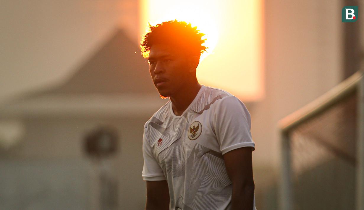 Pemain Timnas Indonesia U-22, Braif Fatari saat melakukan pemusatan latihan untuk SEA Games 2023 di Lapangan B Kompleks Stadion Gelora Bung Karno (SUGBK), Senayan, Jakarta, Sabtu (11/03/2023). Sebanyak 17 nama pemain baru bergabung untuk menjalani pemusatan latihan gelombang kedua ini yang berlangsung dari 9-16 Maret 2023. (Bola.com/Bagaskara Lazuardi)