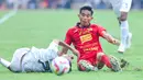 Salah satu momen yang cukup menegangkan adalah saat bek Persija, Rizky Ridho, menghentikan laju gelandang Persib, Beckham Putra, dengan memberikan tekelan keras yang membuat sang pemain terkapar di lapangan. (Bola.com/M Iqbal Ichsan)