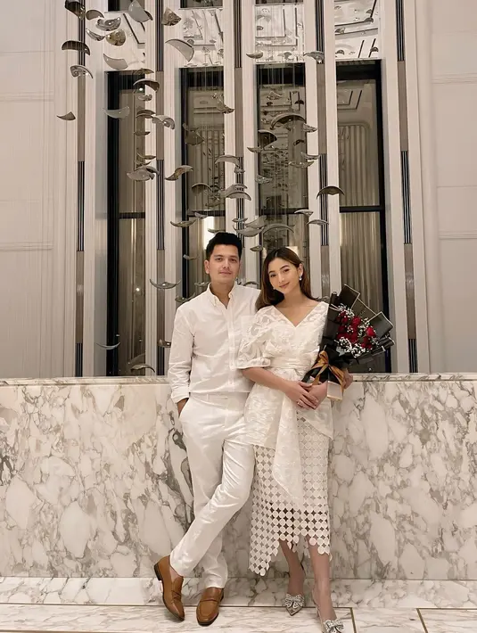 Begini potret penampilan Glenca dan Rendi Jhon di momen dinner ulang tahun Glenca. Glenca cantik dengan setelah baju dan rok, sementara Rendi Jhon tampan dengan kemeja dan celana jeans putih. Tatanan rambut dan polesan makeup Glenca yang simpel semakin pancarkan pesonanya. Heels berpita yang dipakainya juga mendukung penampilan Glenca makin manis. (Liputan6.com/IG/@rendijhonpratama)