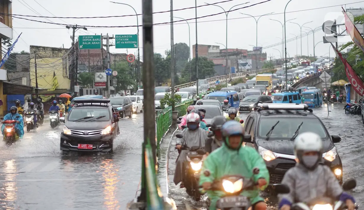 Kendaraan terhambat lajunya oleh banjir yang menggenangi Jalan Arif Rahman Hakim di Depok, Jawa Barat, Senin (18/5/2020). Sistem drainase buruk menjadi penyebab utama kawasan tersebut selalu tergenang banjir setiap hujan deras. (Liputan6.com/Immanuel Antonius)