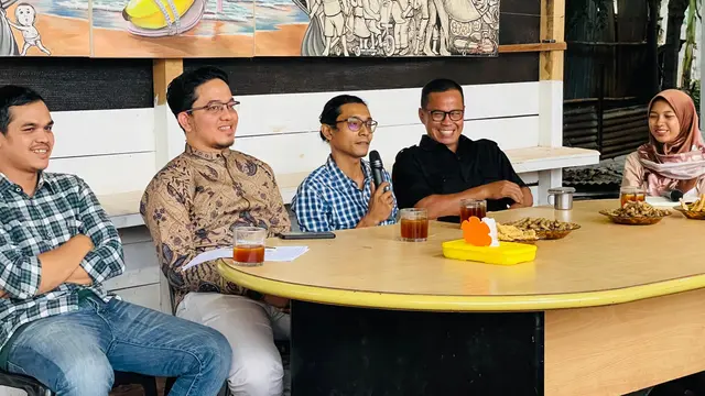 Diskusi yang digelar di pelataran LBH Banda Aceh, Senin sore (23/10/2023), mengangkat tajuk Penghentian proses hukum dugaan tindak pidana korupsi KKR Aceh sah atau tidak?' (Liputan6.com/Ist)