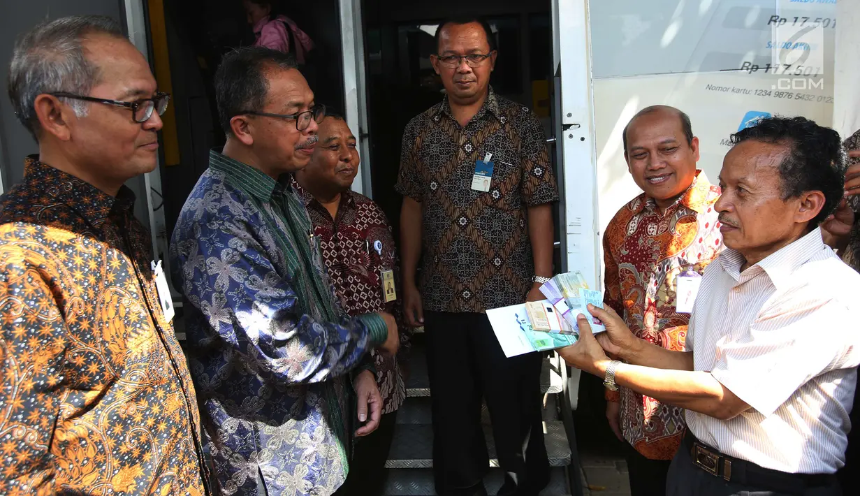 Deputi Gubernur BI, Sugeng berbincang dengan warga saat meninjau proses penukaran uang receh, Jakarta, Rabu (7/6). Persediaan tersebut lebih tinggi dari perkiraan kebutuhan uang kartal saat Lebaran yang mencapai Rp 167 triliun. (Liputan6.com/Angga Yuniar)