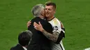 Toni Kroos menutup kariernya sebagai pesepak bola professional secara gemilang. (Ben Stansall/AFP)