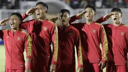 Pemain Timnas Indonesia U-19 menyanyikan lagu Indonesia Raya sebelum melawan Timor Leste pada laga Kualifikasi Piala AFC U-19 2020 di Stadion Madya, Jakarta, Rabu, (6/11/2019). Indonesia menang 3-1 atas Timor Leste. (Bola.com/M Iqbal Ichsan)
