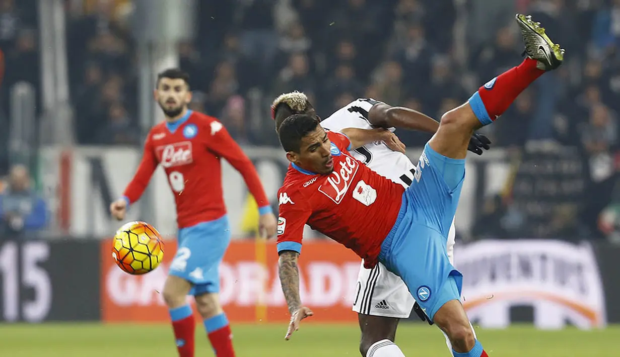 Bintang Juventus, Paul Pogba, berebut bola dengan pemain Napoli, Allan. Sementara Napoli kini turun ke peringkat kedua. (Reuters/Stefano Rellandini)