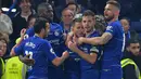 Penyerang Chelsea , Eden Hazard (tengah) berselebrasi dengan rekan setimnya setelah mencetak gol ke gawang West Ham United dalam lanjutan Liga Inggris 2018/2019 di Stadion Stamford Bridge, Senin (8/4). Eden Hazard membantu Chelsea menang 2-0 atas West Ham United. (OLLY GREENWOOD / AFP)
