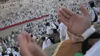 Meski tuntutannya hanya berdiam diri, jamaah haji dianjurkan untuk berdoa dan memperbanyak zikir.  (AP Photo/Rafiq Maqbool)