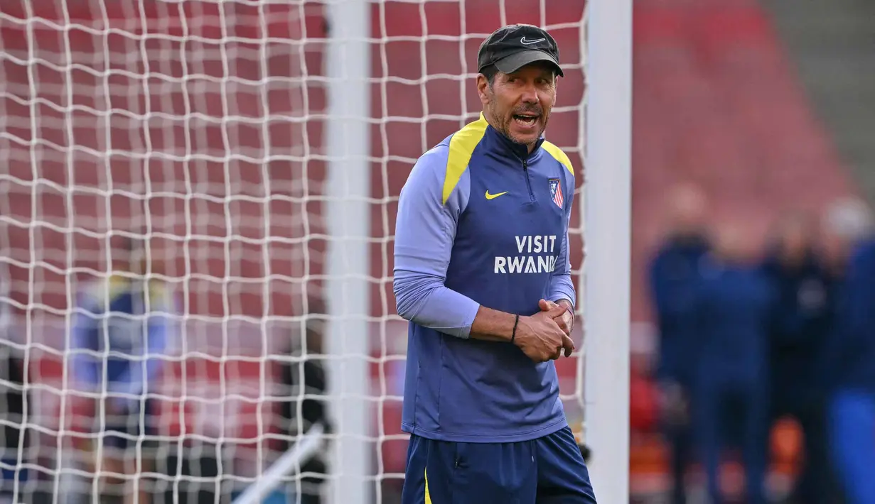 Pelatih Atletico Madrid asal Argentina, Diego Simeone, saat menghadiri sesi latihan resmi jelang leg kedua semifinal Liga Champions 2025/2026 melawan Arsenal di lapangan Emirates Stadium, London, Inggris, pada Senin 4 Mei 2026. Leg kedua semifinal Liga Champions 2025/2026 menjadi ajang pembuktian bagi pelatih Atletico Madrid, Diego Simeone. (Glyn KIRK/AFP)