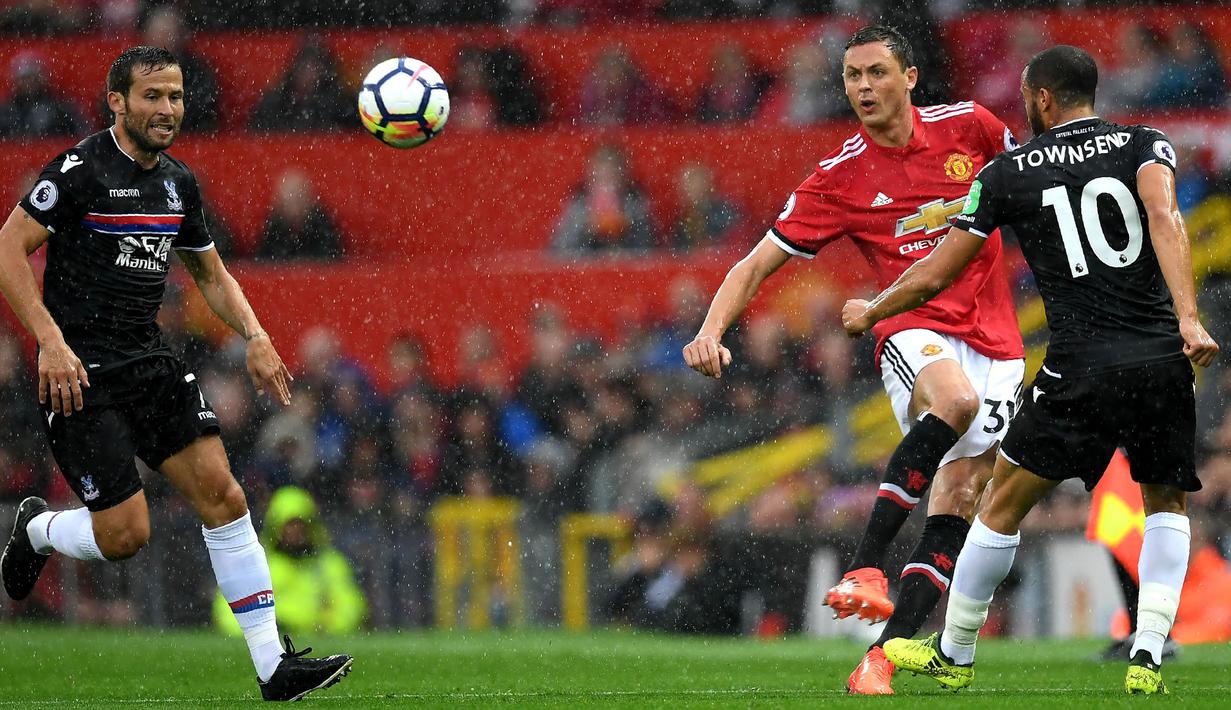 Gelandang Manchester United, Nemanja Matic, mengirim umpan saat melawan Crystal Palace pada laga Premier League di Stadion Old Trafford, Manchester, Sabtu (30/9/2017). MU menang 4-0 atas Palace. (AFP/Paul Ellis)