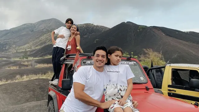 7 Momen Nana Mirdad dan Andrew White Liburan di Gunung Batur, Mendaki Bareng Anak