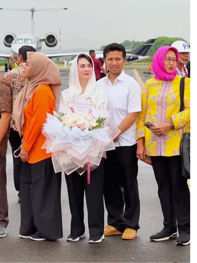 7 Potret Arumi Bachsin dan Emil Dardak Sambut Jokowi di Solo, Bawa Buket Bunga
