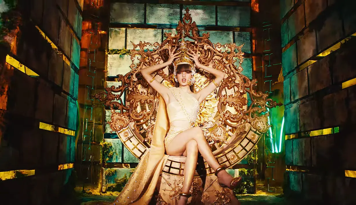 Salah satu scene paling ikonis, adalah ketika Lisa mengenakan busana dengan sentuhan tradisional Thailand. Ia menjadi ratu yang penuh karisma. (YouTube BLACKPINK)