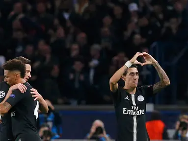 Pemain depan PSG, Angel Di Maria (kanan) berselebrasi usai mencetak gol ke gawang Napoli selama pertandingan Grup C Liga Champions di stadion Parc des Princes di Paris, (24/10). PSG bermain imbang 2-2 atas Napoli. (AP Photo / Thibault Camus)