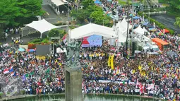 Ribuan orang berkumpul memeriahkan aksi damai 'Kita Indonesia' di Bundaran HI, Jakarta, Minggu (4/12). Masayarakat yang memadati kawasan tersebut juga datang untuk mengikuti parade kebudayaan. (Liputan6.com/Angga Yuniar)
