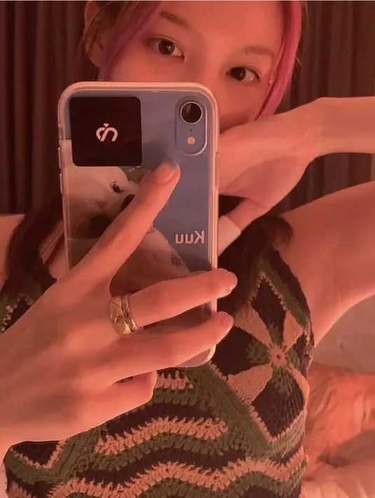 Saat sedang selfie, Nayeon Twice mengenakan classic fitted tank top rajut didominasi warna hijau. Dok. @twiceagram.