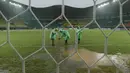 Petugas membuat lubang resapan untuk menguras air yang menggenangi lapangan di Stadion Patriot, Bekasi, Senin (13/11/2017). Drainase yang buruk menyebabkan lapangan terendam air. (Bola.com/M Iqbal Ichsan)