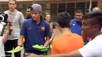 [VIDEO] Di Malaysia, Neymar Bagi-Bagi Amplop