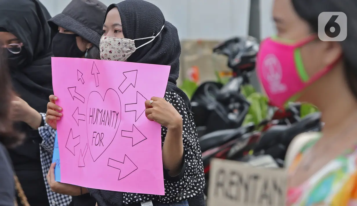 Aksi aktivis Perempuan Mahardhika memperingati Hari Perempuan Sedunia di Kawasan Patung Kuda Arjuna Wijaya, Jakarta, Senin (8/3/2021). Mereka meminta segera pemerintah mengesahkan RUU Perlindungan PRT, Ratifikasi Konvensi ILO 190 beserta rekomendasi 206. (Liputan6.com/Herman Zakharia)