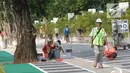 Pekerja melakukan pengerjaan tahap akhir renovasi trotoar di sekitar Jalan Gerbang Pemuda, Senayan, Jakarta, Selasa (29/5). Penataan trotoar menjadi prioritasmengingat Asian Games tinggal beberapa bulan ke depan. (Liputan6.com/Helmi Fithriansyah)