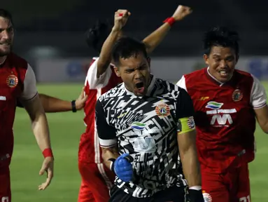 Selebrasi kiper Andritany Ardhiyasa (tengah) dan para pemain Persija Jakarta usai memenangkan adu penalti 4-3 atas PSM Makassar dalam laga leg kedua semifinal Piala Menpora 2021 di Stadion Manahan, Solo, Minggu (18/4/2021). (Bola.com/Ikhwan Yanuar)