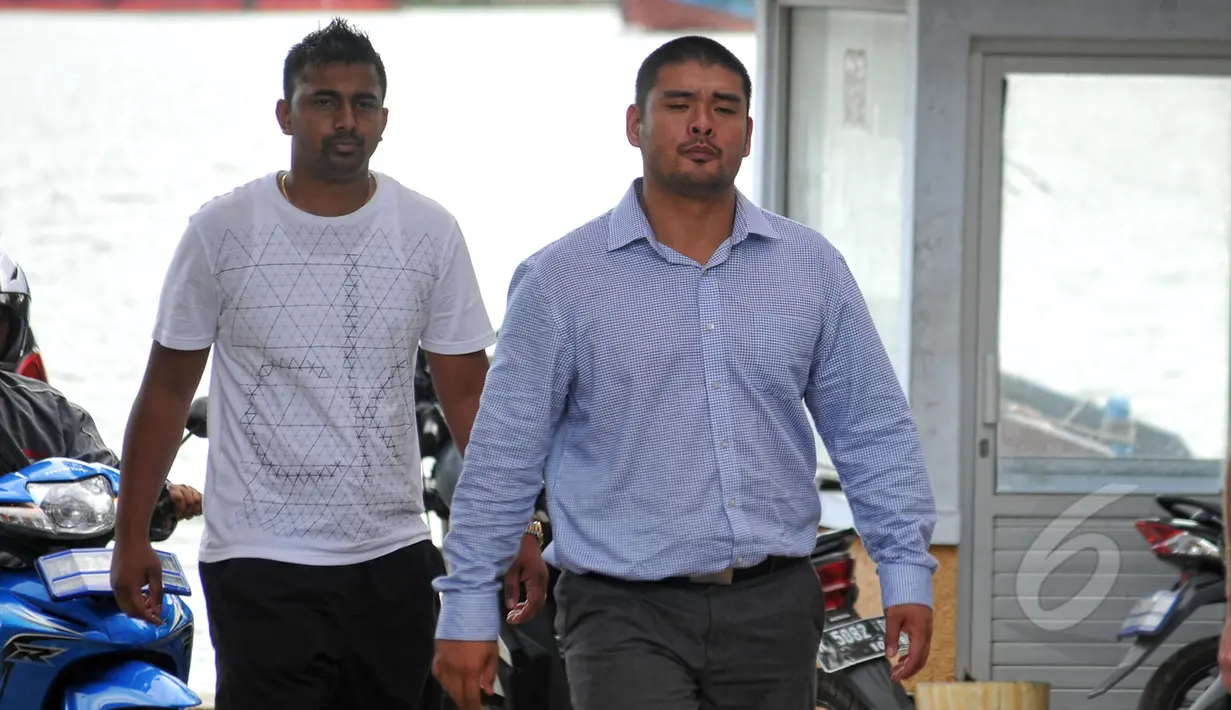 Keluarga terpidana mati Duo Bali Nine, Myuran Sukumaran dan Andrew Chan usai mendatangi Lapas Nusakambangan, Cilacap, Minggu (26/4/2015). Keluarga berharap agar Presiden Jokowi membatalkan eksekusi mati terhadap Duo Bali Nine. (Liputan6.com/Yoppy Renato)