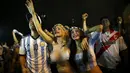 Fans seksi Argentina bersorak gembira saat Argentina berhasil mengalahkan Belanda, Argentina (Reuters/JORGE SILVA)