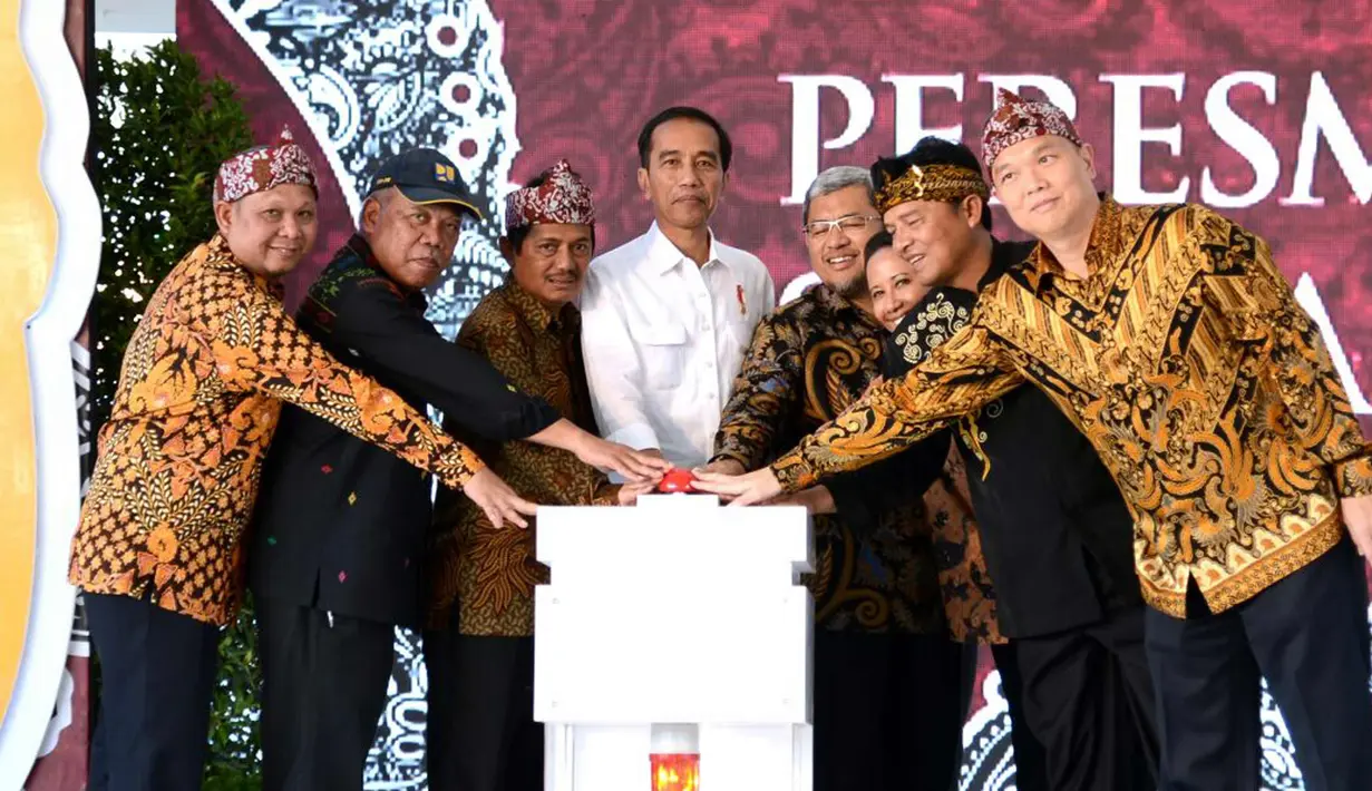 Presiden Joko Widodo (keempat kiri) menekan tombol diresmikannya tol Soreang-Pasir Koja (Soroja) di Kab Bandung, Senin (4/12). Jokowi meyakini tol tersebut akan mempersingkat jarak tempuh menuju Soreang Kab Bandung.  (Liputan6.com/Biro Pers Kepresidenan)