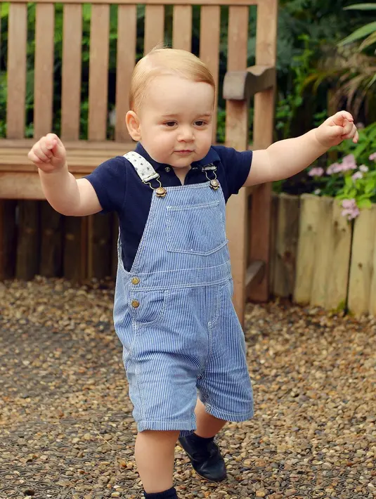 Masih di tahun 2014, ini ketika Prince George merayakan hari ulang tahunnya. Gemas banget ya! (Cosmopolitan)