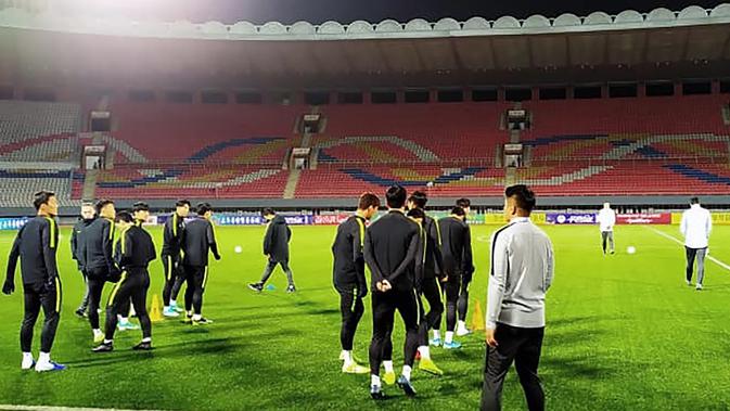 Para pemain Korea Selatan bersiap mengikuti latihan tim Stadion Kim Il Sung di Pyongyang (14/10/2019). Dalam pertandingan ini pemain depan Tottenham Son Heung-min akan bermain di laga tersebut. (Korea Football Association/AFP)
