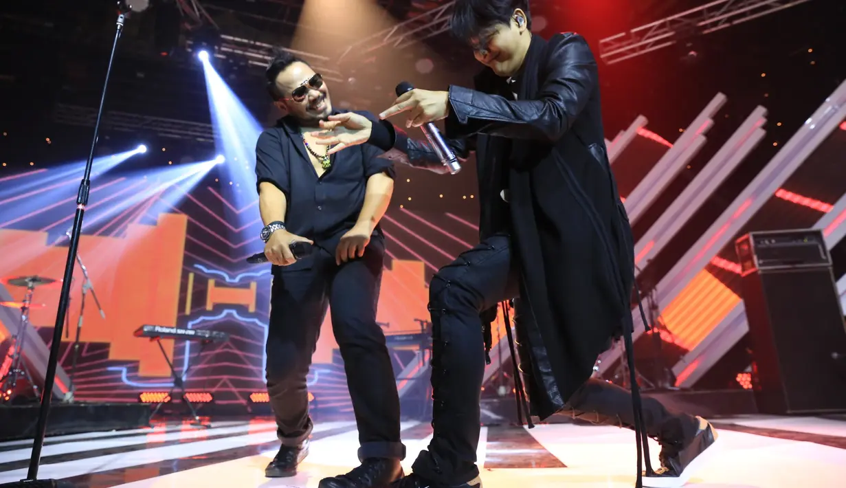 Dua grup musik papan atas, Jamrud dan Gigi duet dalam panggung The Biggest Concert Super Band. Acara digelar di Studio Penta SCTV, Kebon Jeruk, Jakarta Barat pada Rabu (5/10/2016) malam. (Adrian Putra/Bintang.com)