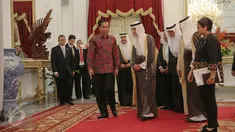 Presiden Joko Widodo menerima Menlu Kerajaan Arab Saudi Adel bin Ahmed Al Jubeir beserta delegasi di Istana Merdeka, Jakarta, Selasa (20/10/2015). Pertemuan membahas kerjasama dalam bidang ekonomi khususnya perminyakan. (Liputan6.com/Faizal Fanani)