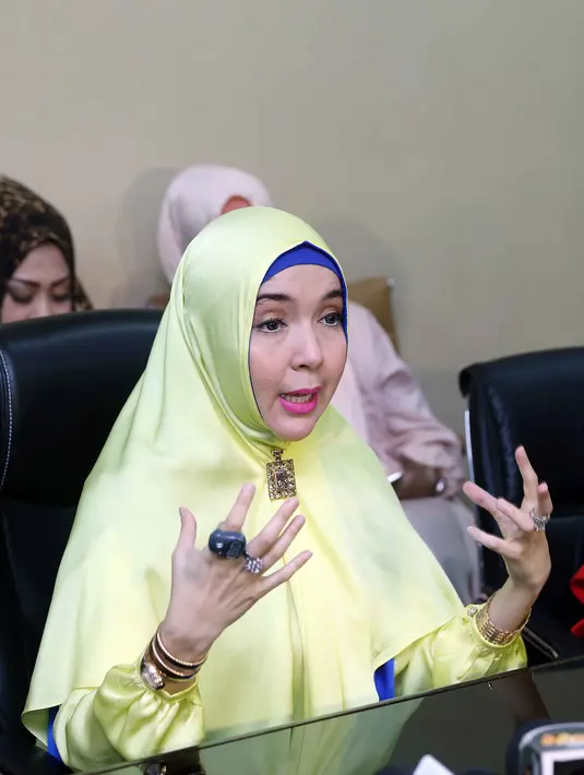 Namun, belum lama ini nyatanya kecurigaan Rima Idris atas istri lain ustaz Aswan kembali muncul. Hal itu diketahui sendiri oleh Rima dari salah satu orang yang diakuinya dekat dengan pemilik nama lengkap Aswan Faisal ini. (Nurwahyunan/Bintang.com)