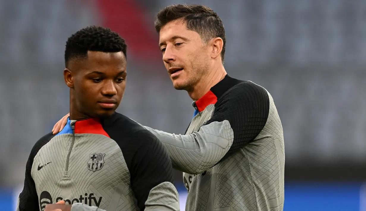 Robert Lewandowski yang kini berusia 34 tahun didatangkan Barcelona dari Bayern Munchen pada awal musim 2022/2023 dengan nilai transfer 45 juta euro atau setara Rp678 miliar. (AFP/Christof Stache)