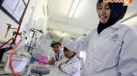 Di laboratorium PALYJA, seorang petugas menunjukkan cara menguji air bersih, Selasa (22/4/14). (Liputan6.com/Faizal Fanani) 