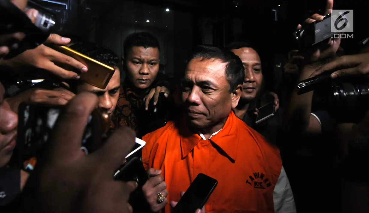 Gubernur Aceh, Irwandi Yusuf mengenakan rompi oranye seusai pemeriksaan di gedung KPK, Jakarta, Kamis (5/7). KPK menetapkan Irwandi Yusuf sebagai tersangka setelah terjaring dalam Operasi Tangkap Tangan (OTT) pada Selasa malam. (Merdeka.com/Dwi Narwoko)