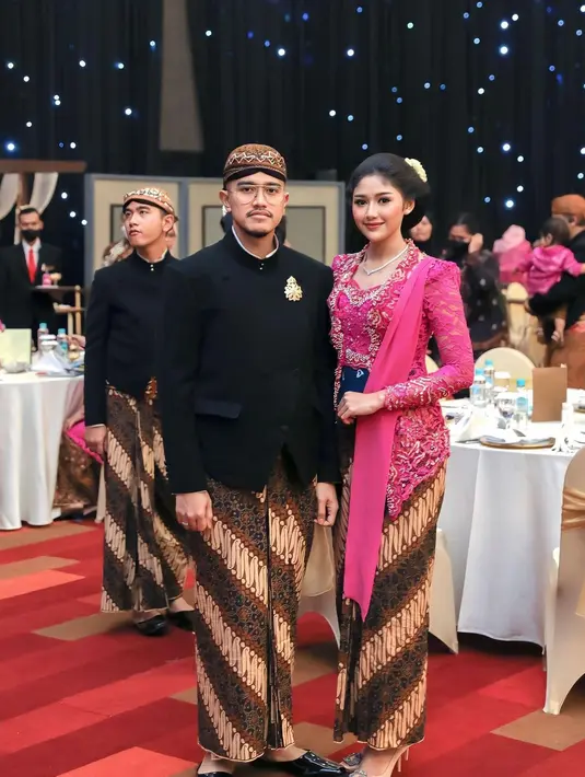 Kali ini, keduanya tampil bak raja dan ratu Jawa. Erina Gudono berpose berdampingan dengan Kaesang tampil super ayu dengan kebaya merah muda yang megah, dipadu degnan batik sebagai bawahan dan selendang yang serasi. Foto: Instagram.