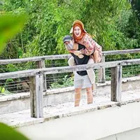 Dian Pelangi sedang digendong seorang lelaki (Instagram/@dianpelangi)