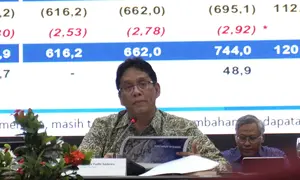 Di sisi lain, penerimaan kepabeanan dan cukai terealisasi Rp300,3 triliun atau 99,6% dari target APBN. Tampak dalam foto, Menteri Keuangan (Menkeu) Purbaya Yudhi Sadewa saat memberi keterangan dalam Konferensi Pers APBN Kita, di Kantor Kementerian Keuangan, Jakarta, Kamis (8/1/2026). (merdeka.com/magang/Rendi Saputra)