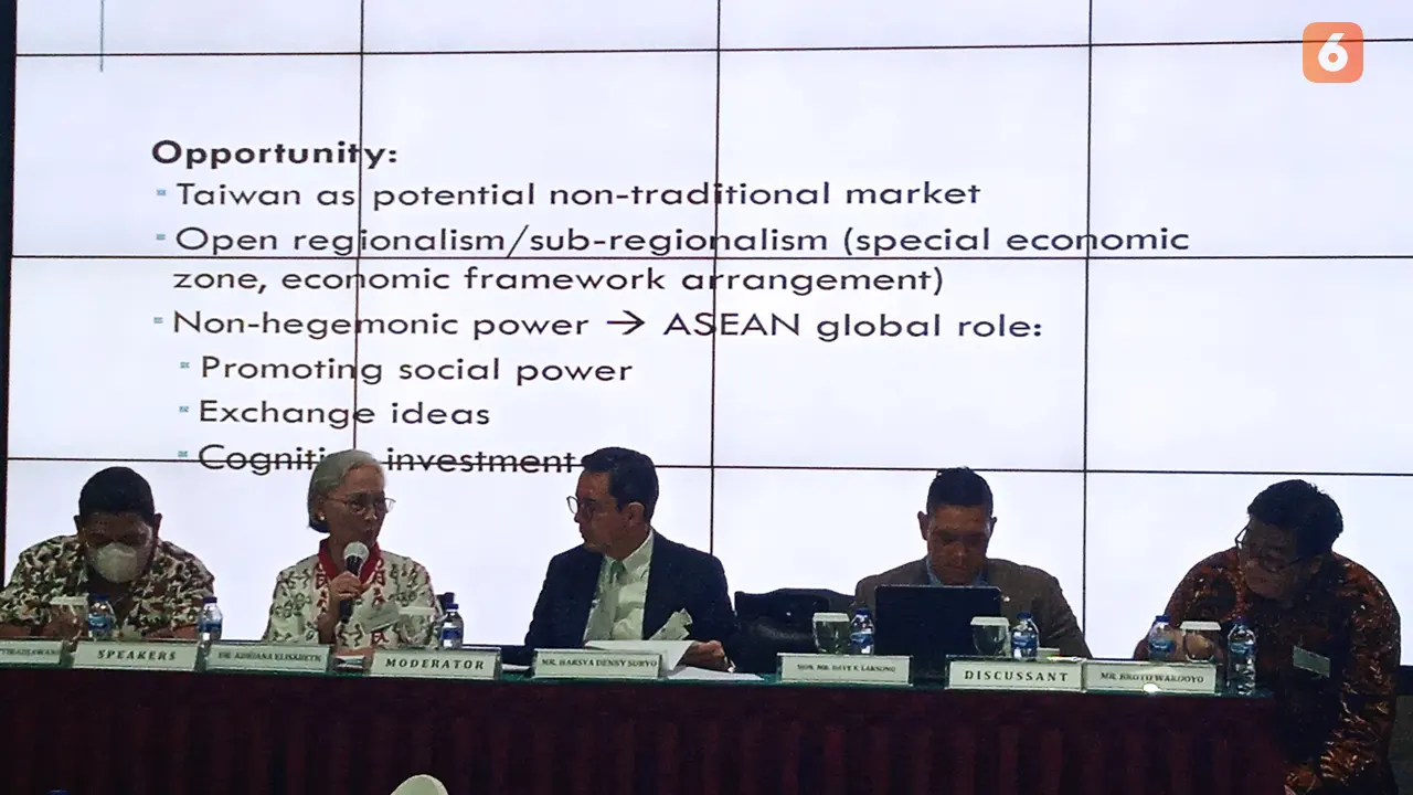 Seorang peneliti Research and Operations on Technology and Societies Adriana Elisabeth memaparkan tentang "Kebangkitan Kekuatan Militer dan Ekonomi China: Ketegangan yang Meningkat di Selat Taiwan dan Area Sekitarnya" dalam acara diskusi yang diselenggara
