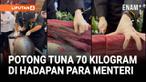 Para menteri dan wakil menteri di bawah koordinasi Menko Pangan Zulkifli Hasan menyaksikan pemotongan ikan tuna seberat 70 kilogram di Ballroom Menara Mandiri, Selasa (21/10/2025).