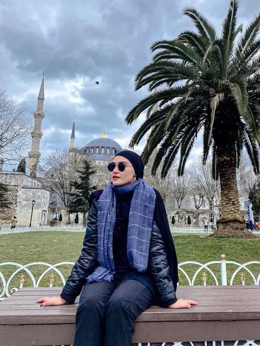 Wanita yang hobi olahraga ini rupanya kerap mengenakan busana yang tidak terlalu mencolok. Kendati demikian, busana gelap yang dipilih Zee Zee Shahab ini tak membuat pesonanya memudar sedikitpun.(Liputan6.com/IG/@zeezeeshahab)